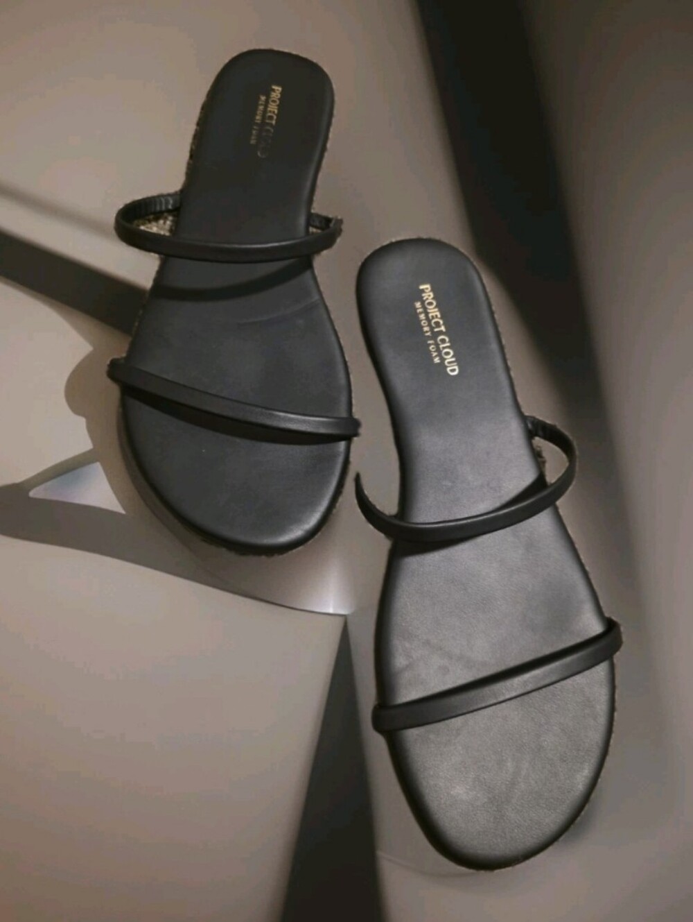 Black Project Cloud  feature dual straps memory Foam Sz 8